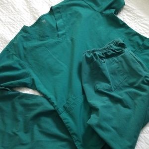 Scrub set Hunter Green. Medium tall. Maevn